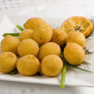 Bolinho de mandioca com camarão